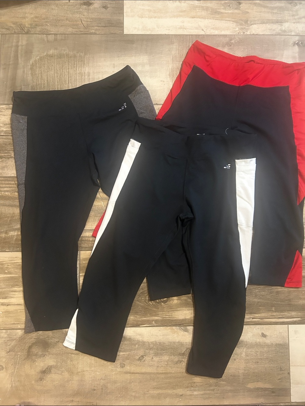 Women’s lot of 3 Active Colorblock Capri Leggings - Black & Red and white Sz XL